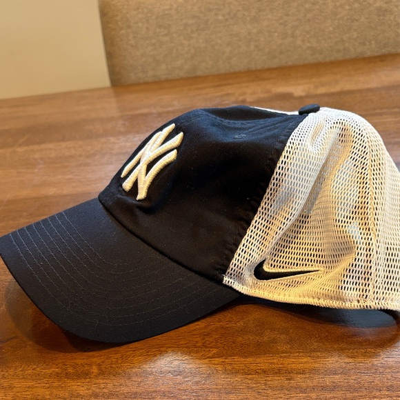 Nike Black and White NY  Yankee Logo Cap - Picture 2 of 4